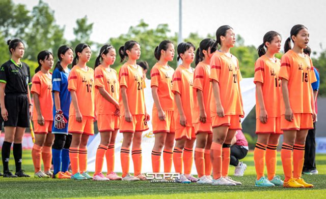 足球比赛中一支势不可挡的女足队伍
