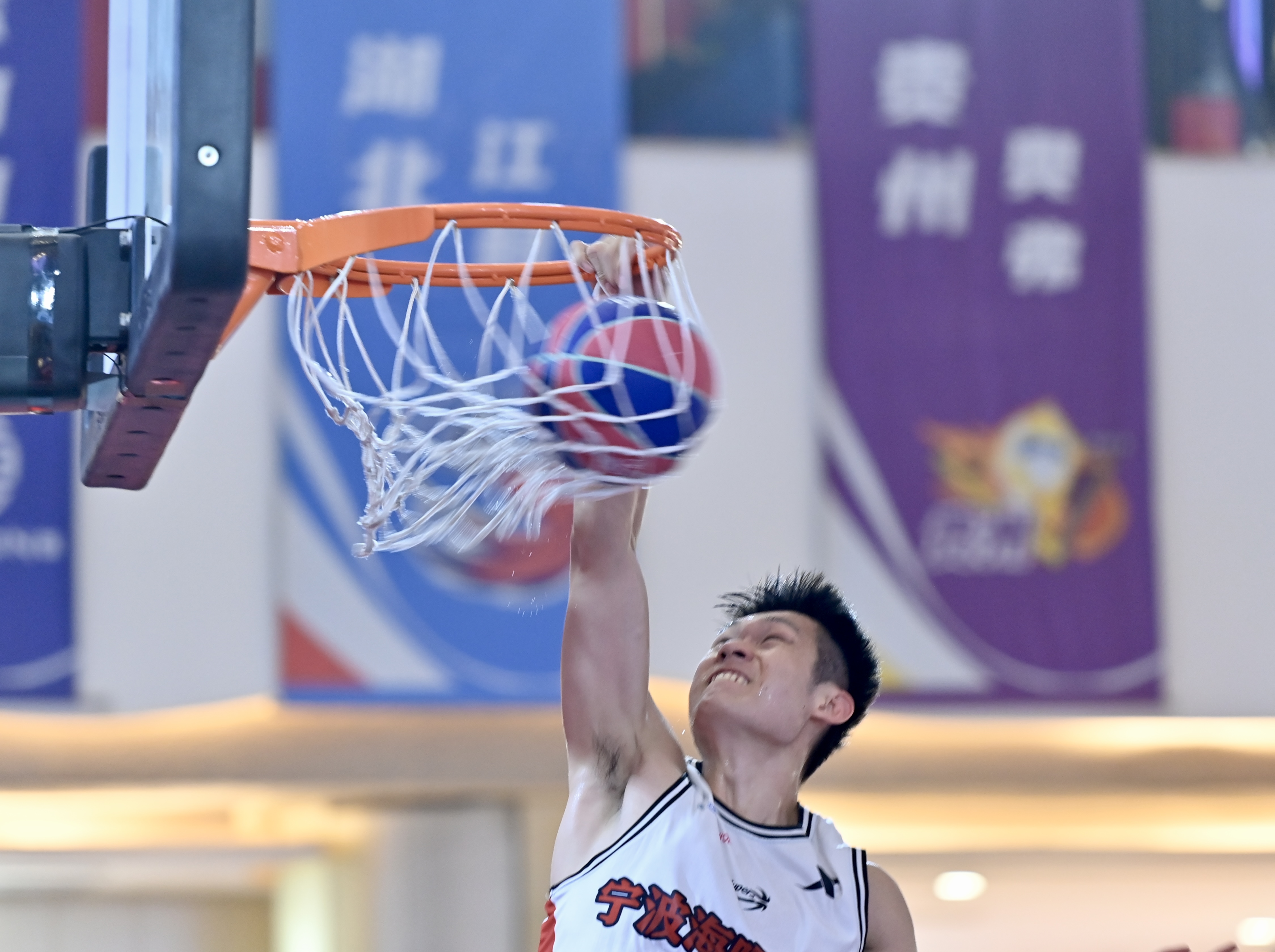 宁波男篮在比赛中火力全开，一举击败对手